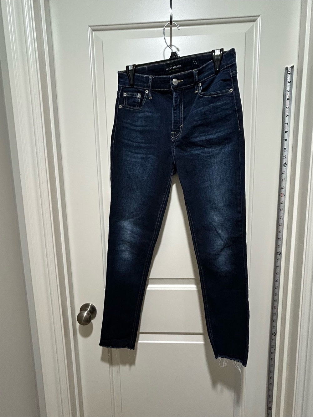 Lucky Brand Women’s size 6/28 Dark Blue Skinny Raw Edge Jeans with stretch